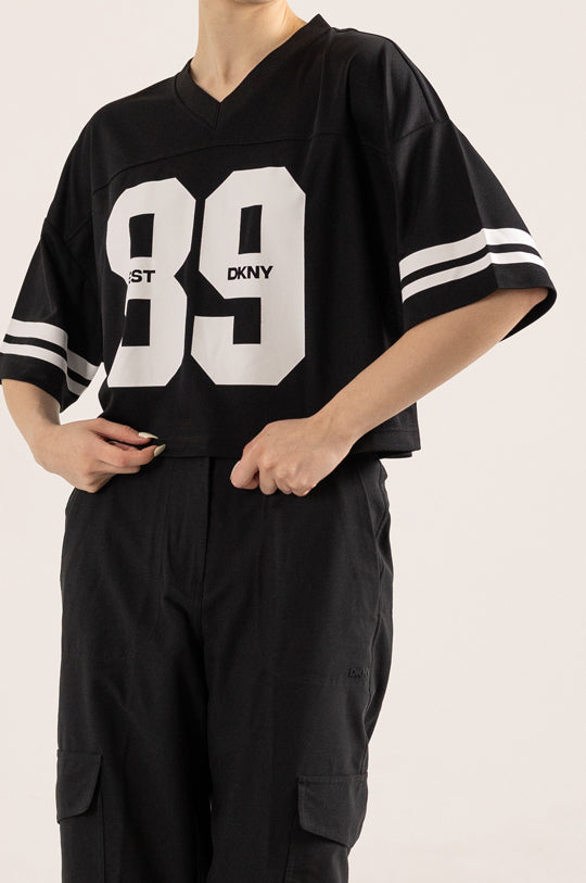 تي شيرت VARSITY MESH كبير الحجم بفتحة رقبة على شكل حرف V
