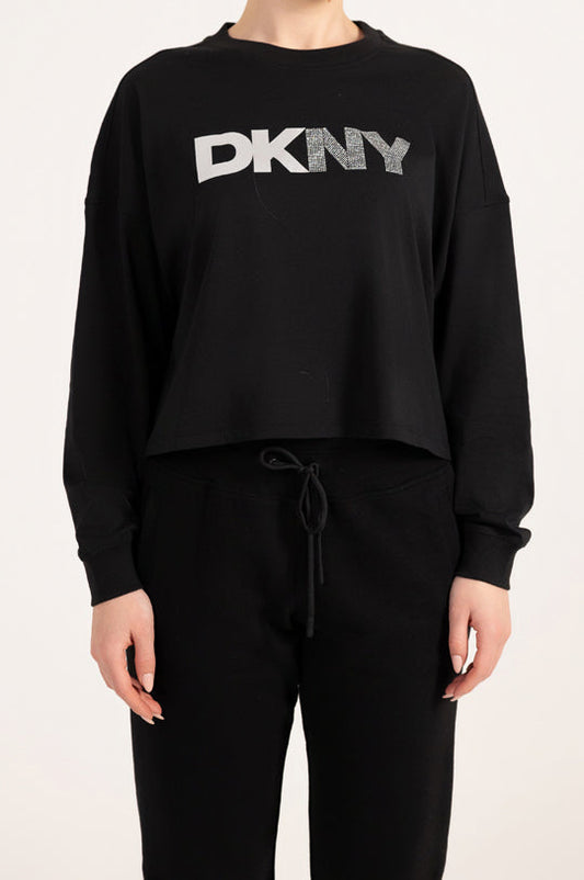 تي شيرت بأكمام طويلة مع شعار لامع وأحجار مرصعة