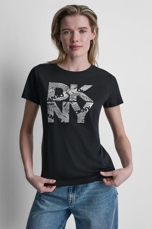 قميص DKNY نيوزبرينت بشعار متعدد الطبقات