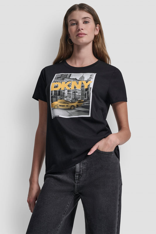 بلوزة DKNY بطبعة تاكسي فوتوغرافية