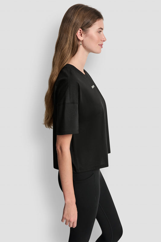 بلوزة بشعار بارز بلمسة معدنية