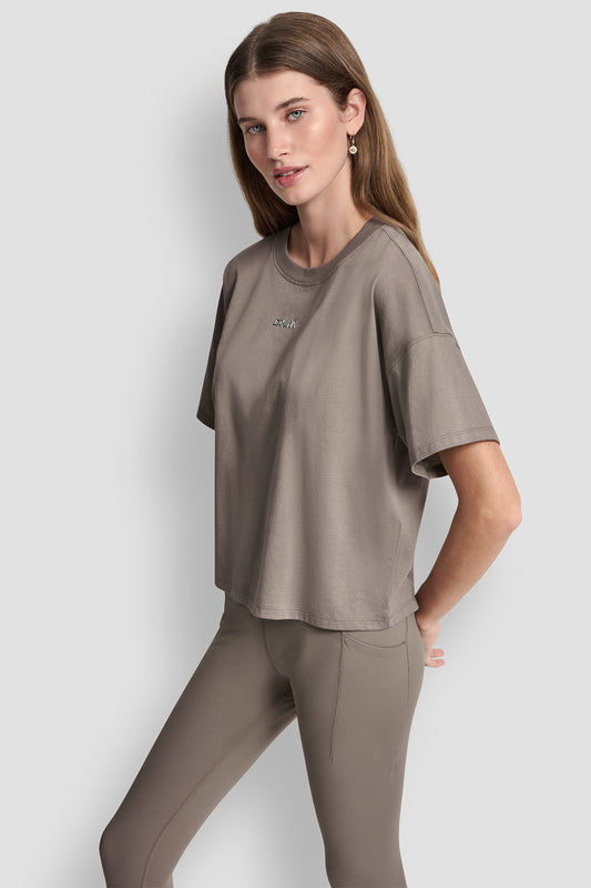 بلوزة بشعار بارز بلمسة معدنية