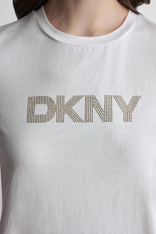 تيشيرت بأكمام قصيرة وشعار