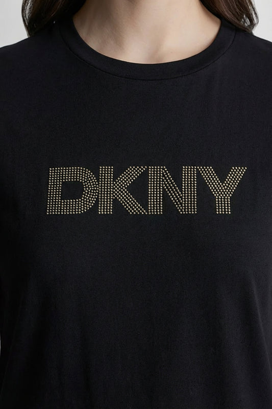 تيشيرت بأكمام قصيرة وشعار