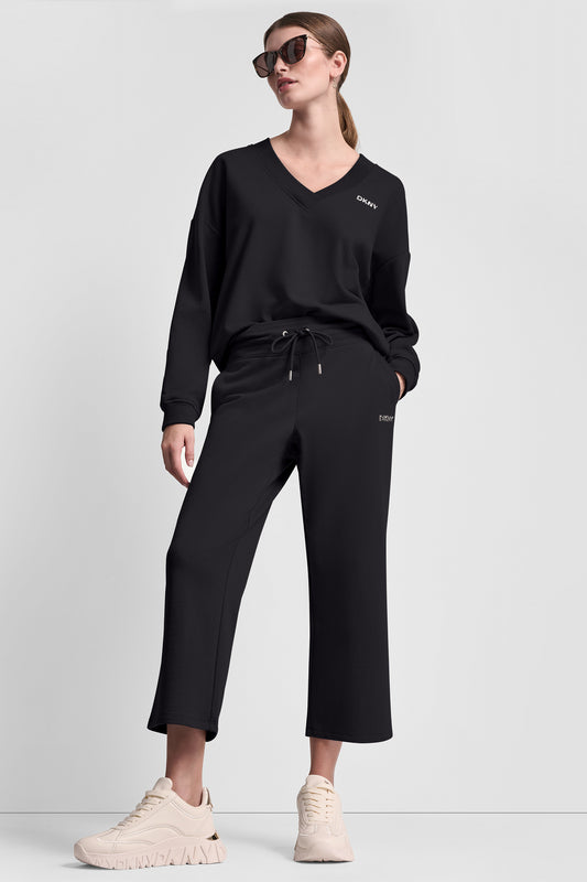 بنطال بخصر مرتفع بشعار بارز بلمسة معدنية