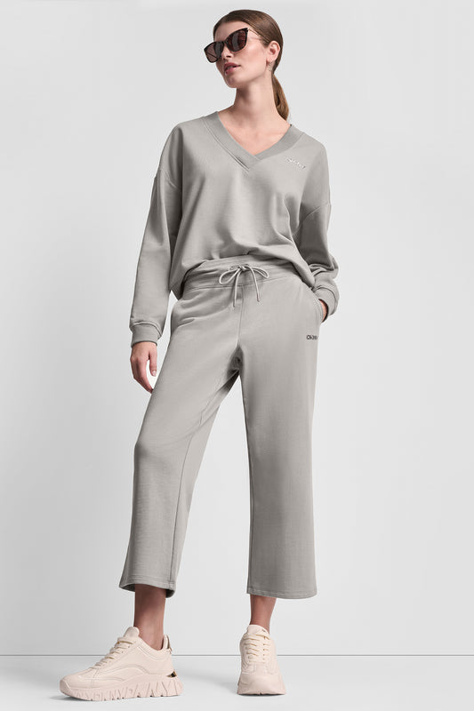 بنطال بخصر مرتفع بشعار بارز بلمسة معدنية