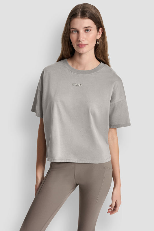 تيشيرت بشعار بارز بلمسة معدنية