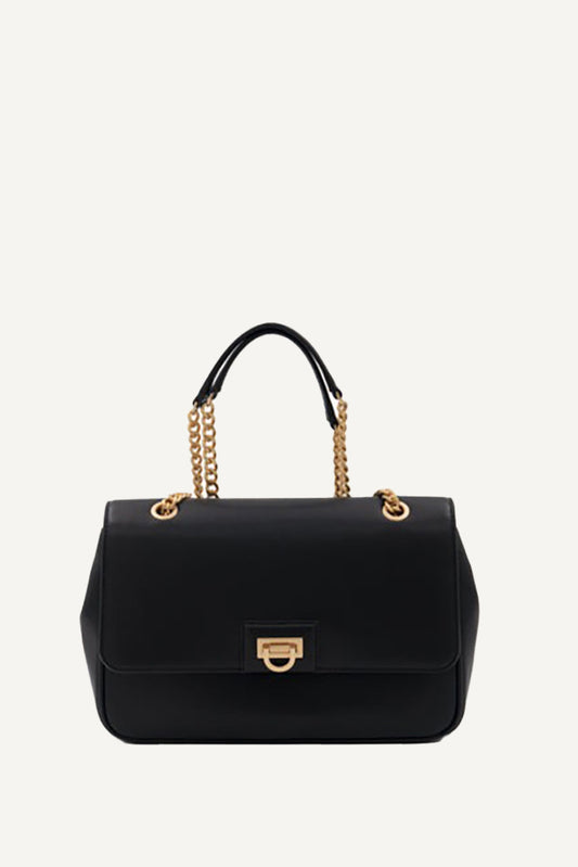 حقيبة كتف فينلي متوسطة الحجم ذات غطاء