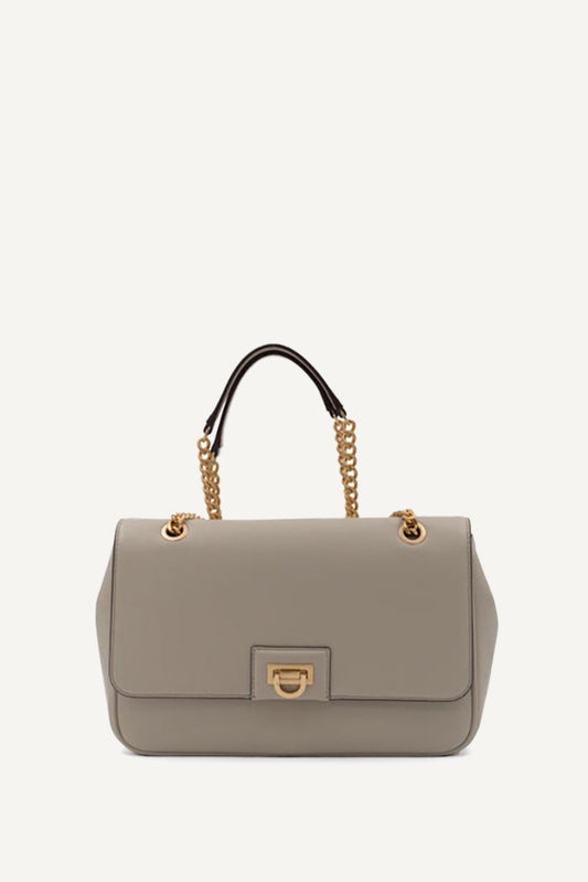 حقيبة كتف فينلي متوسطة الحجم ذات غطاء