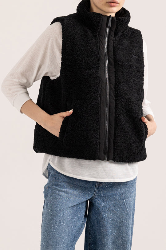 REVERSIBLE SHERPA VEST WITH POCKETS