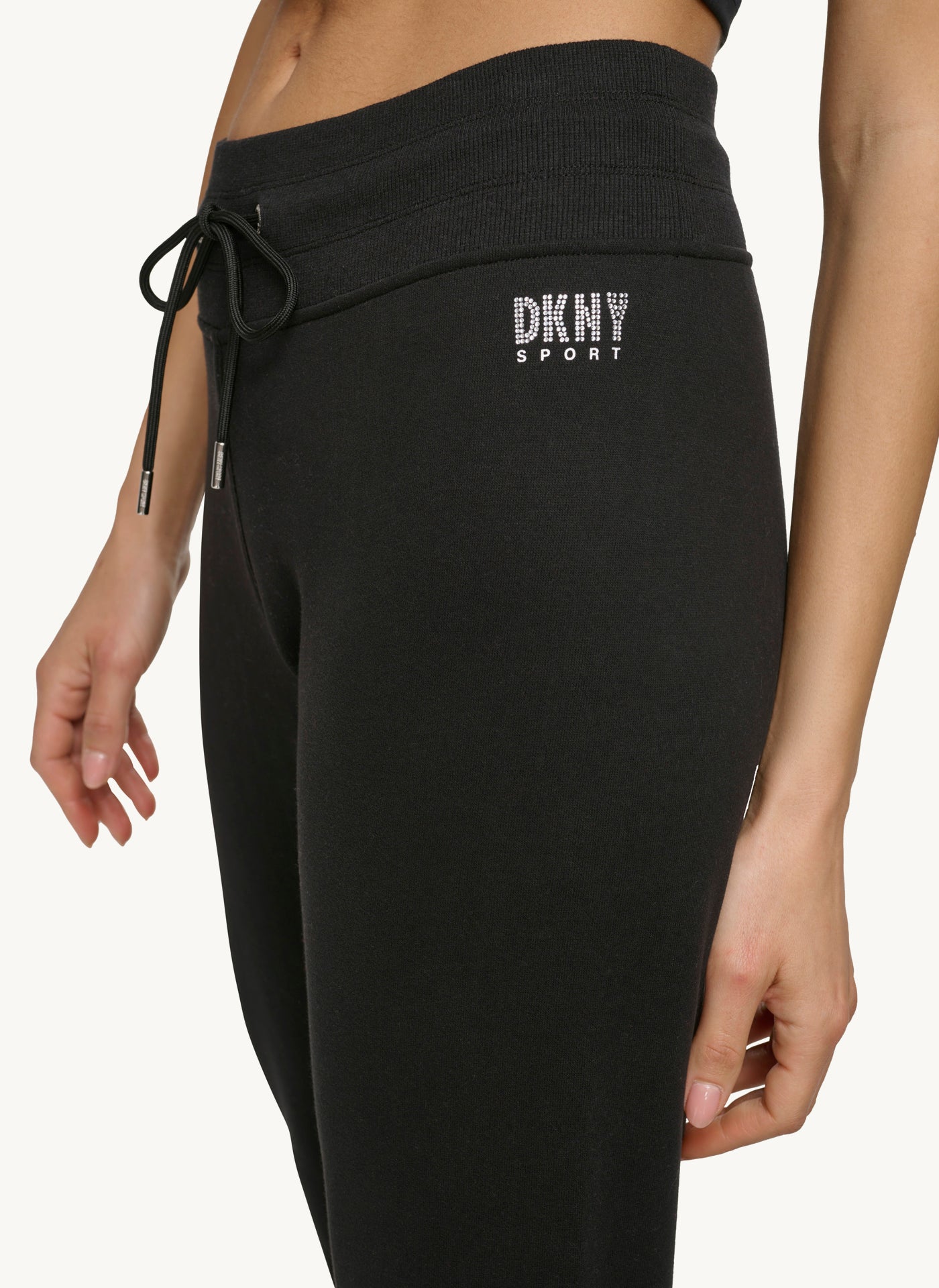 بنطال رياضي مع شعار الماركة المرصع بأحجار الراين 