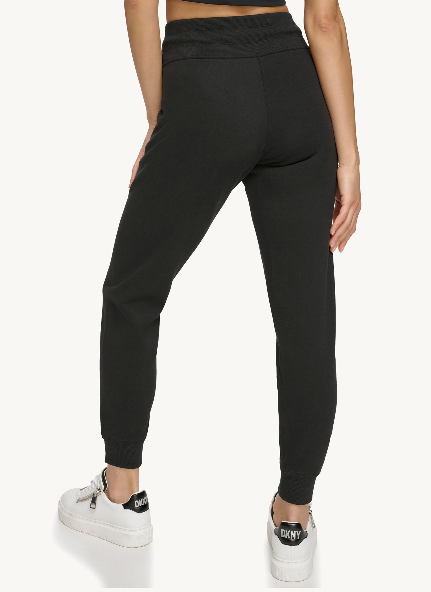 بنطال رياضي مع شعار الماركة المرصع بأحجار الراين 