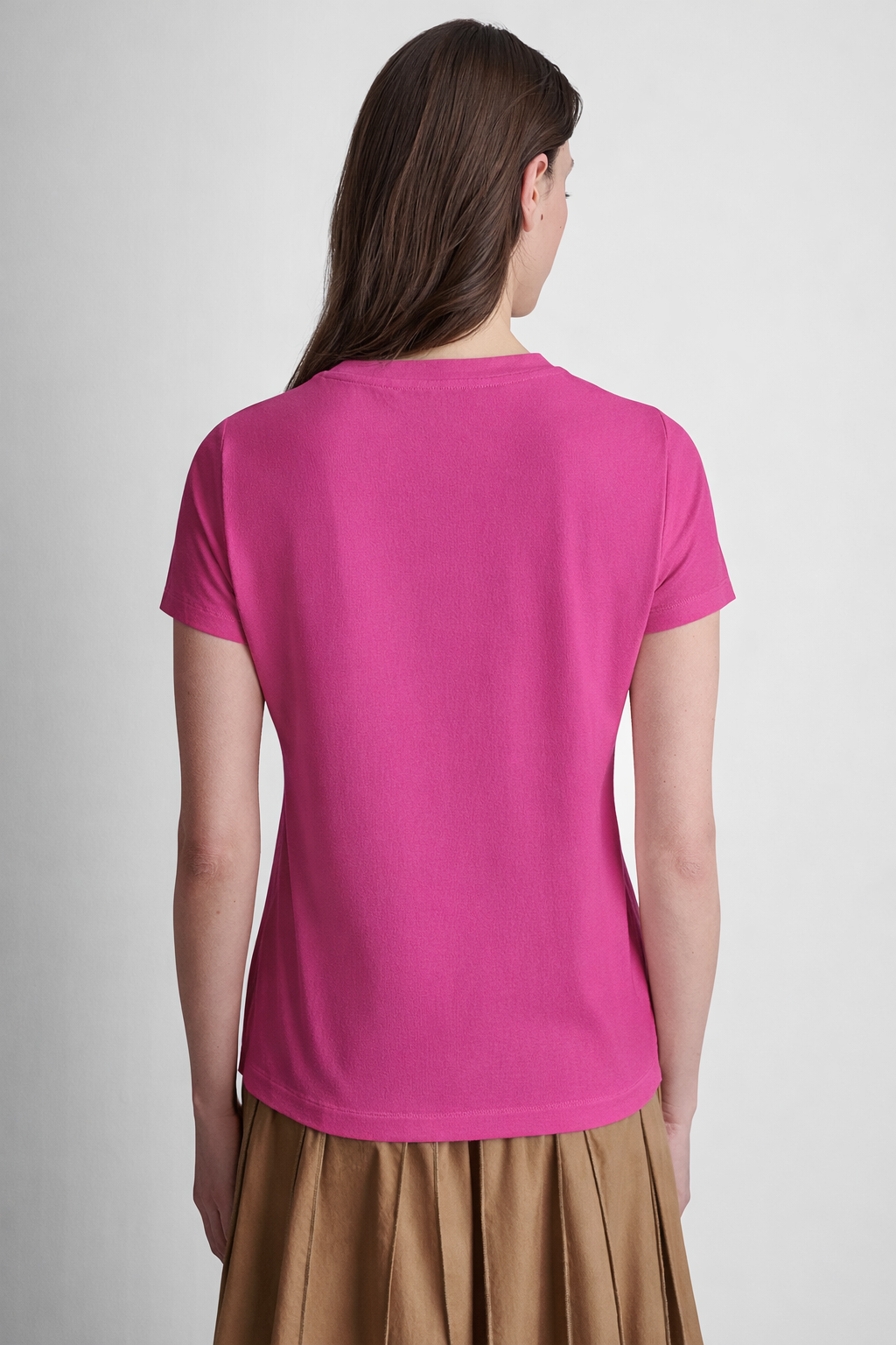 تيشيرت بأكمام قصيرة وشعار