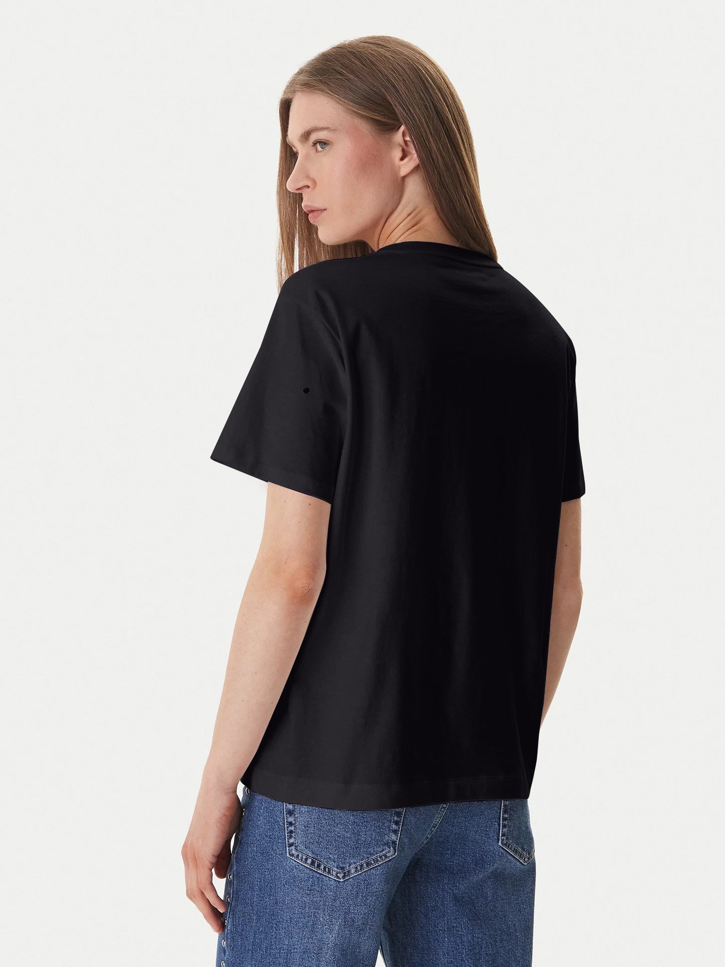 بلوزة بشعار DKNY مرصع بأحجار الراين