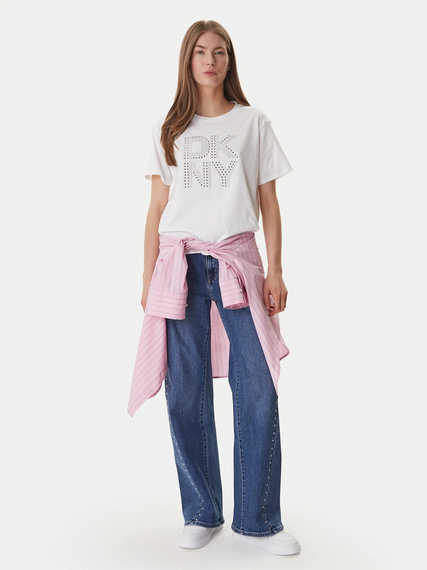 بلوزة بشعار DKNY مرصع بأحجار الراين