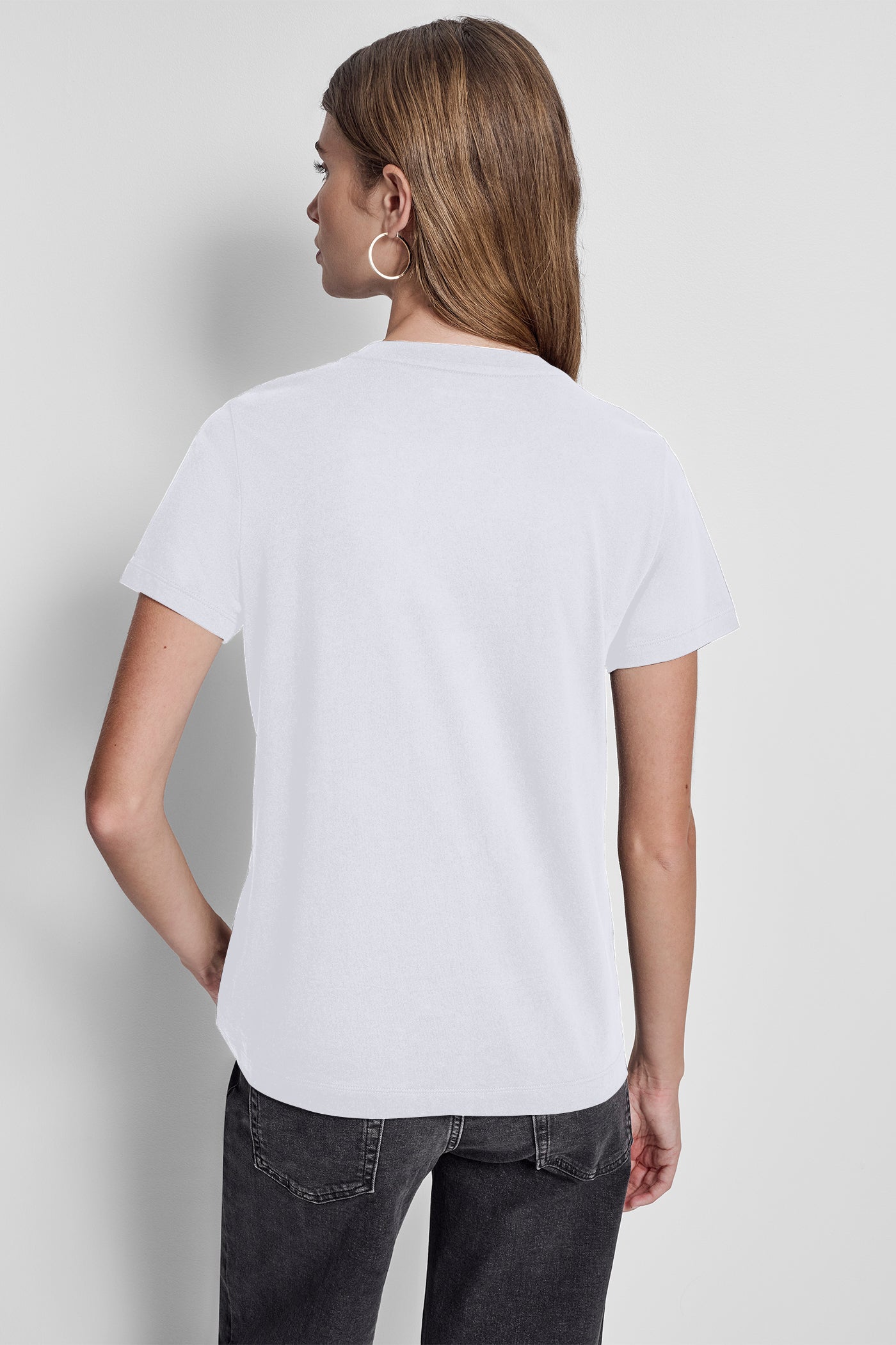 تيشيرت DKNY بطبعة تاكسي فوتوغرافية