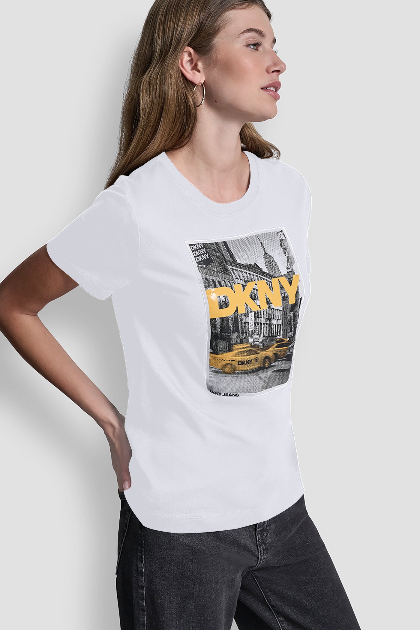 تيشيرت DKNY بطبعة تاكسي فوتوغرافية