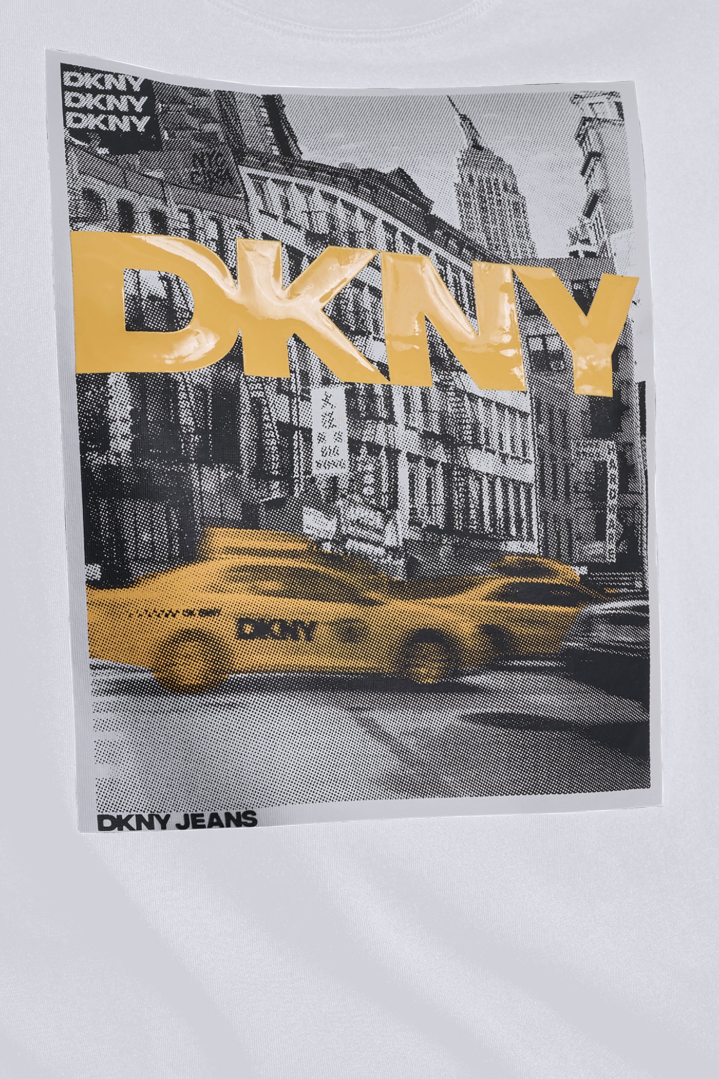تيشيرت DKNY بطبعة تاكسي فوتوغرافية
