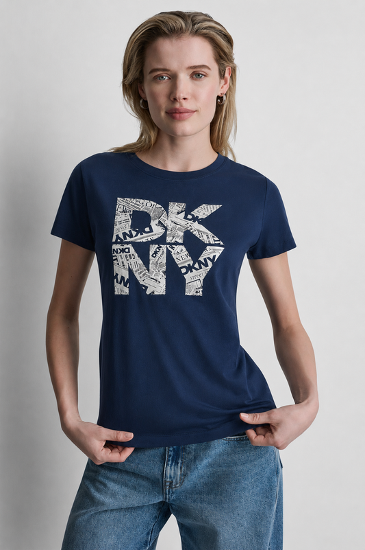 قميص DKNY نيوزبرينت بشعار متعدد الطبقات