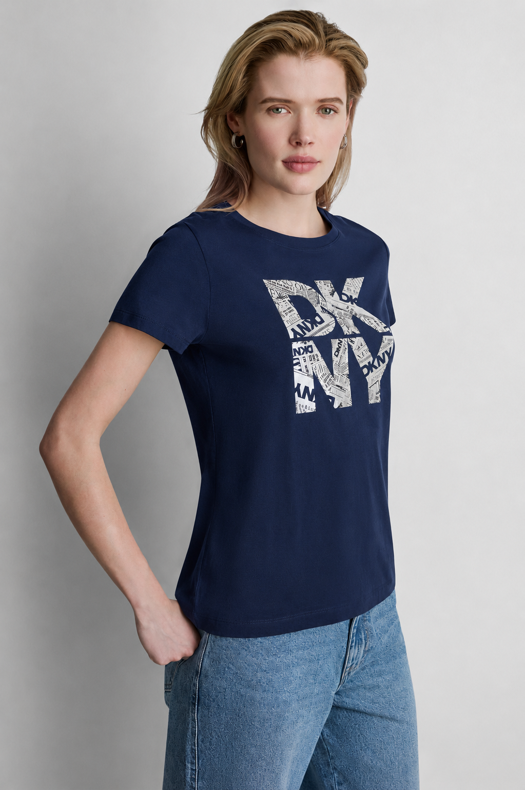 قميص DKNY نيوزبرينت بشعار متعدد الطبقات