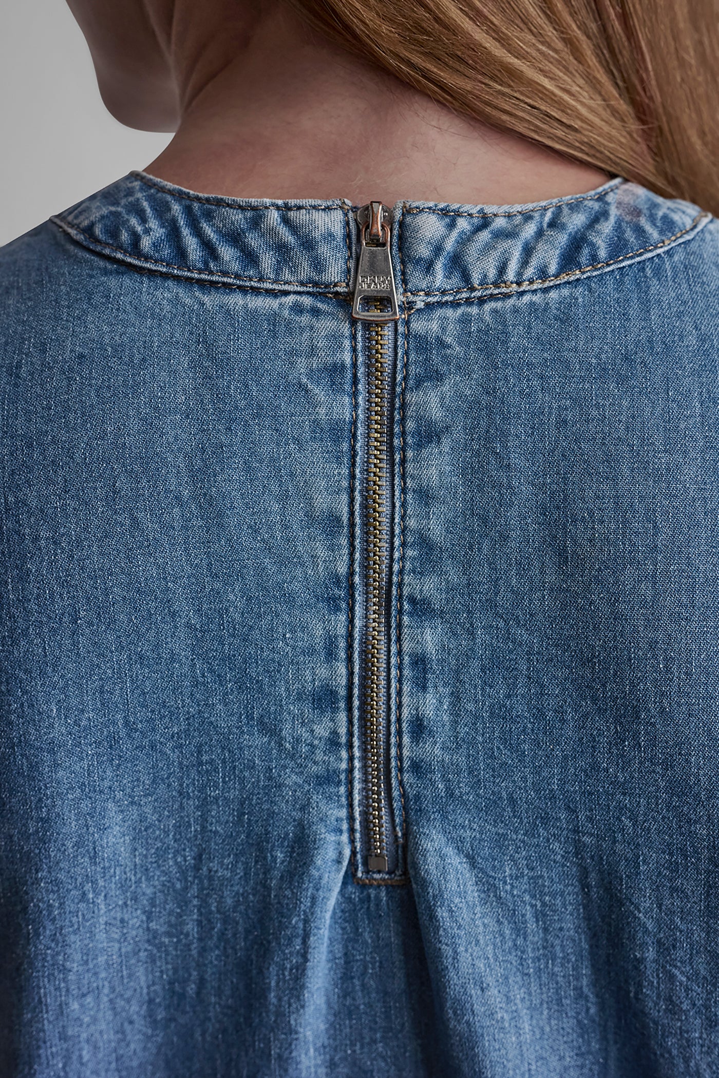 A LINE SLEEVELESS TOP