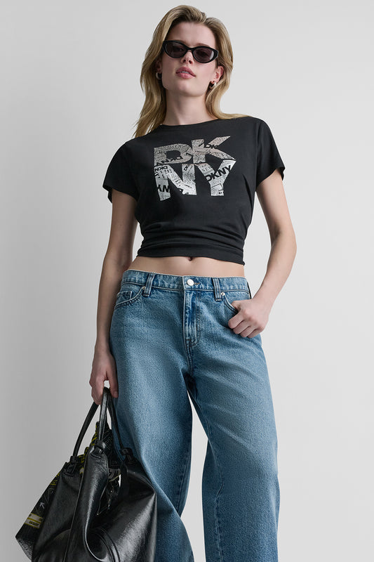 قميص DKNY نيوزبرينت بشعار متعدد الطبقات