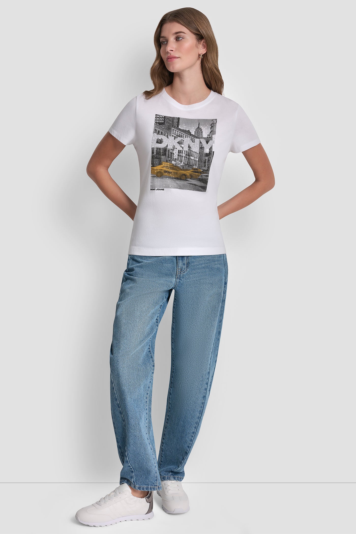 بلوزة DKNY بطبعة تاكسي مرصعة بأحجار الراين