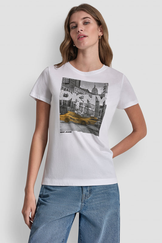 بلوزة DKNY بطبعة تاكسي مرصعة بأحجار الراين