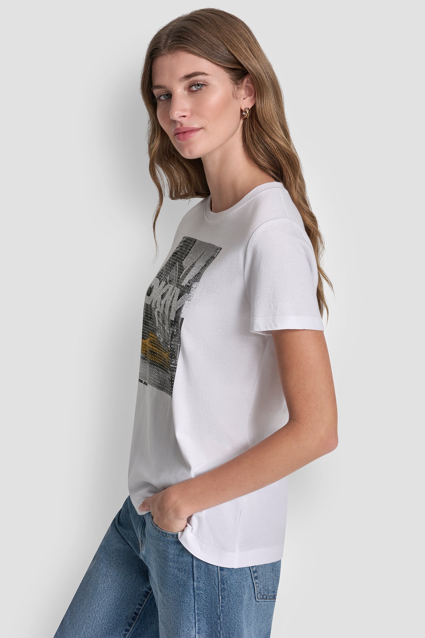 بلوزة DKNY بطبعة تاكسي مرصعة بأحجار الراين