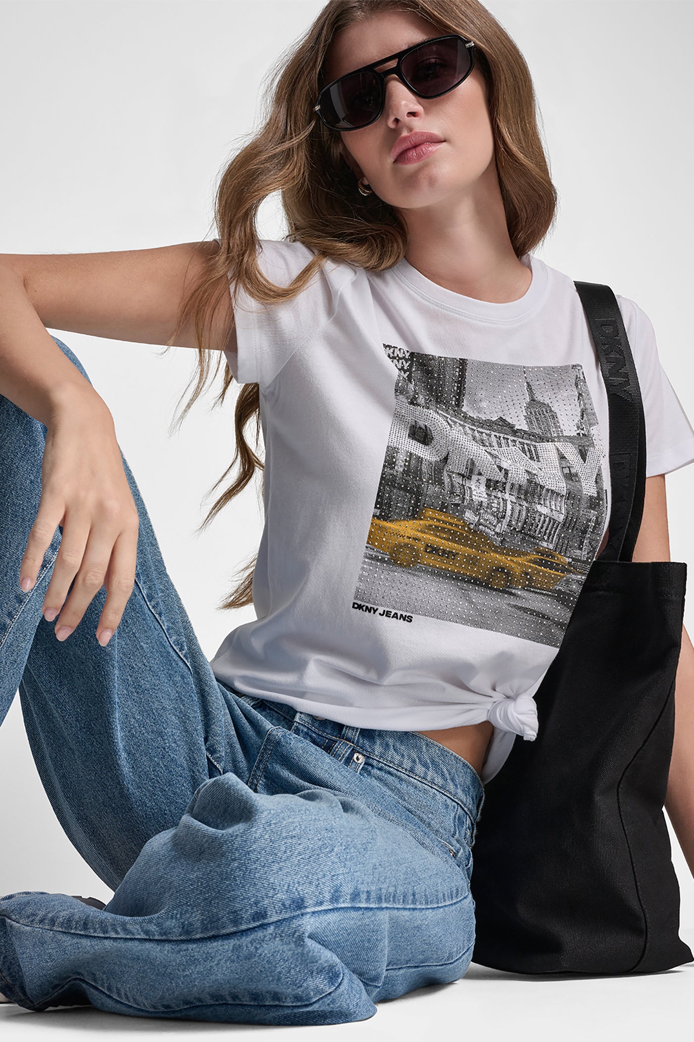 بلوزة DKNY بطبعة تاكسي مرصعة بأحجار الراين