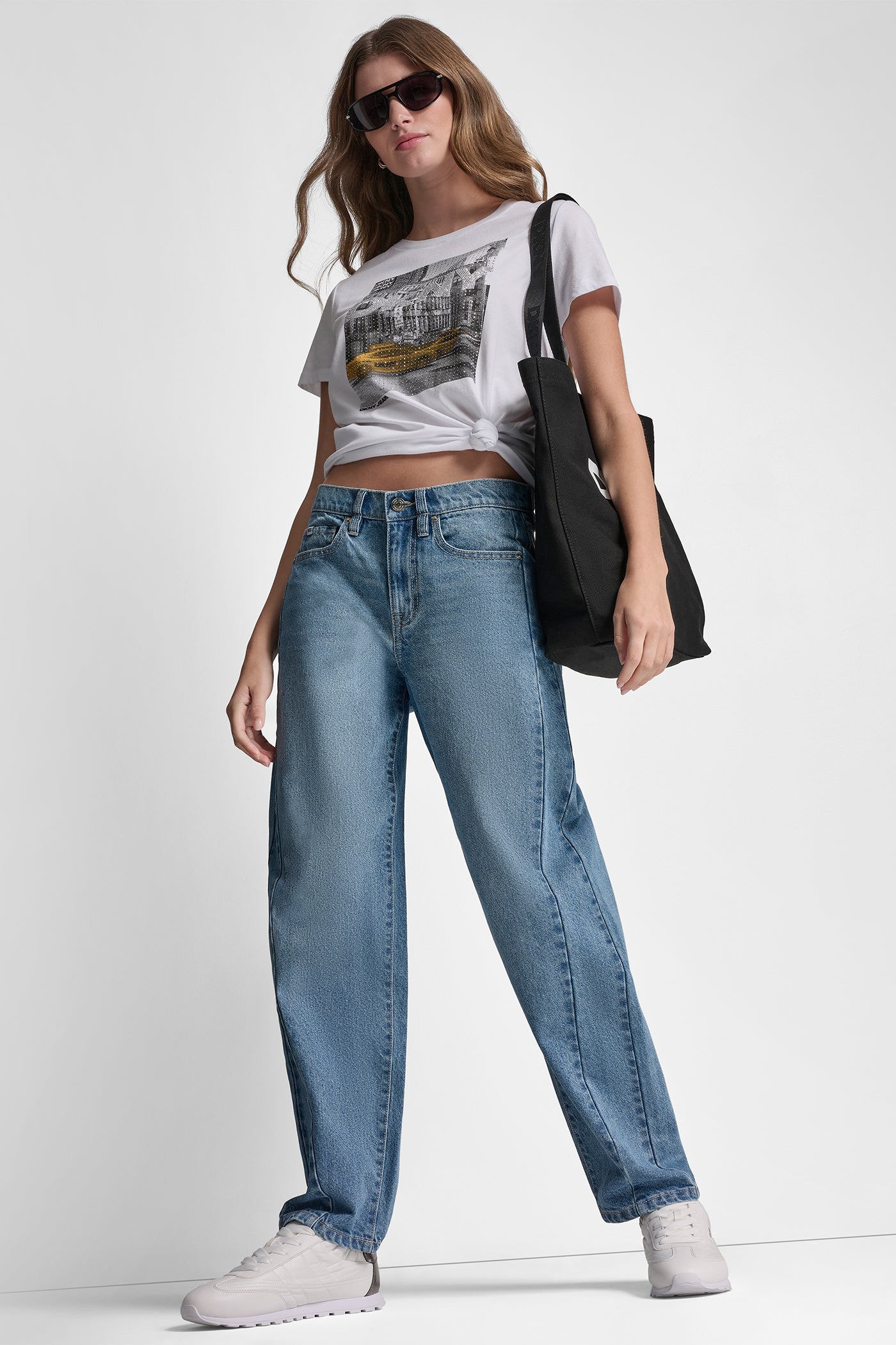 بلوزة DKNY بطبعة تاكسي مرصعة بأحجار الراين