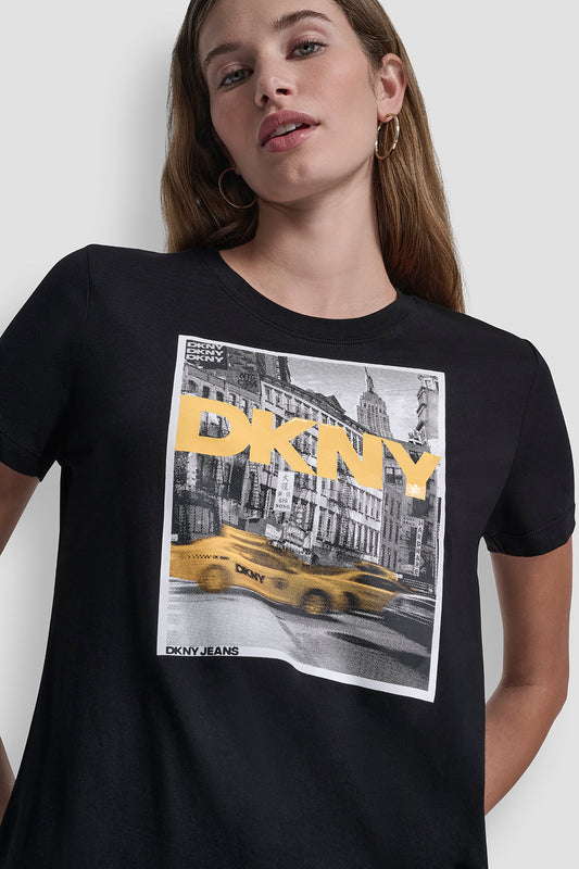 بلوزة DKNY بطبعة تاكسي فوتوغرافية