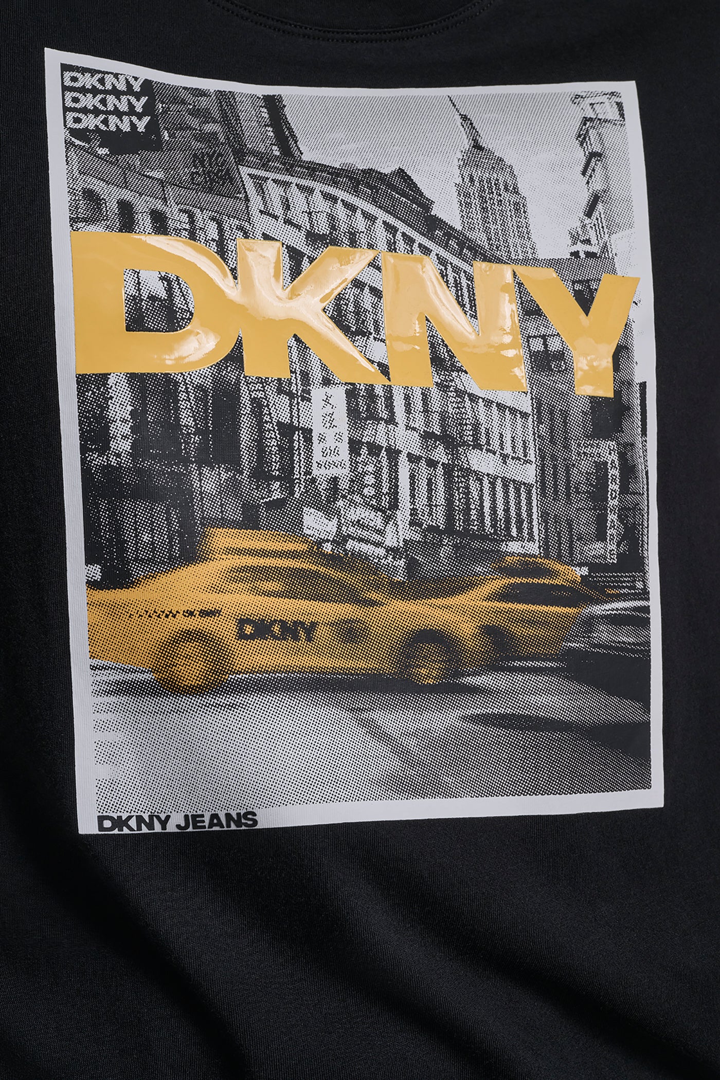بلوزة DKNY بطبعة تاكسي فوتوغرافية