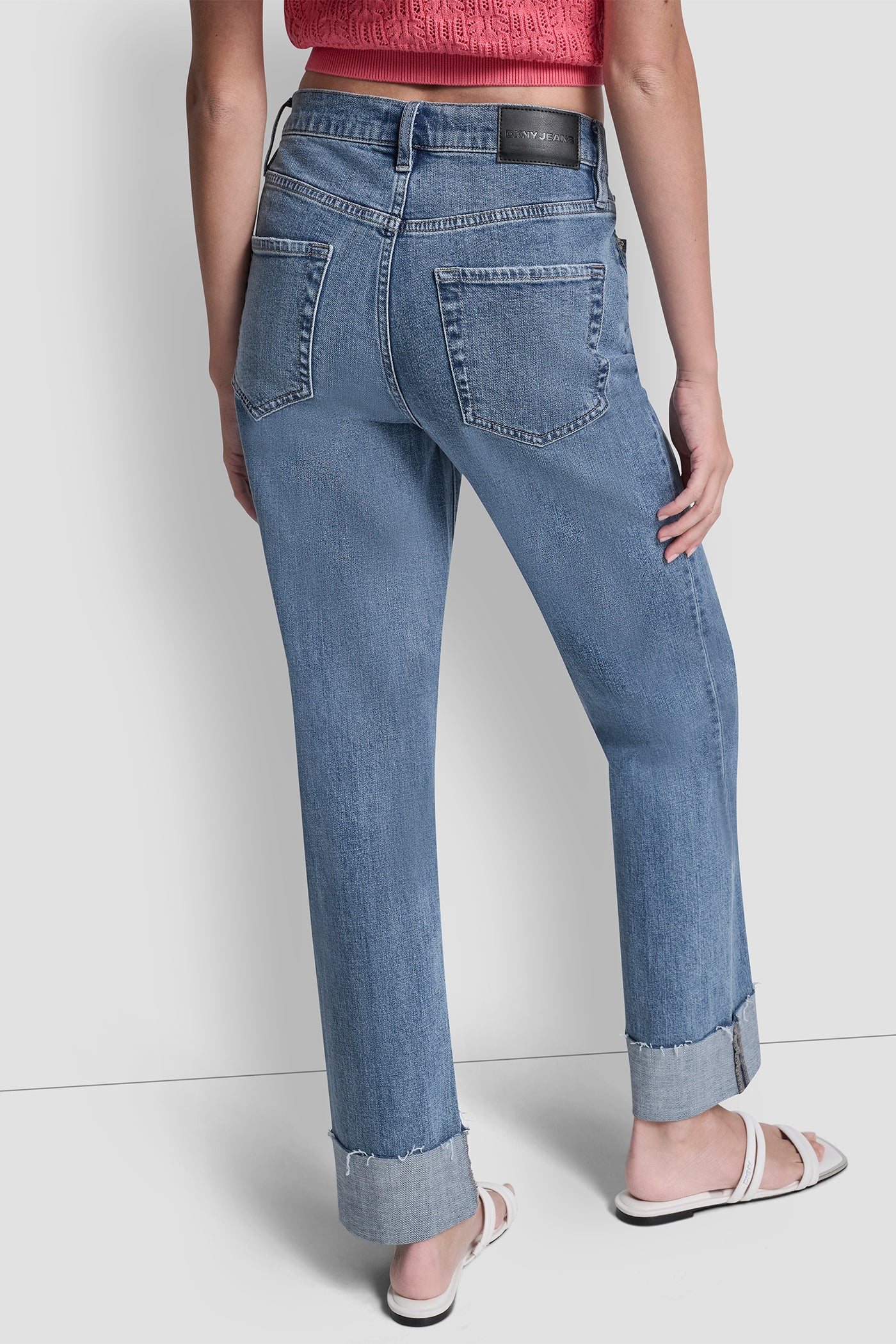 بنطال كلاسيكي بخصر مرتفع وتصميم مُحاك