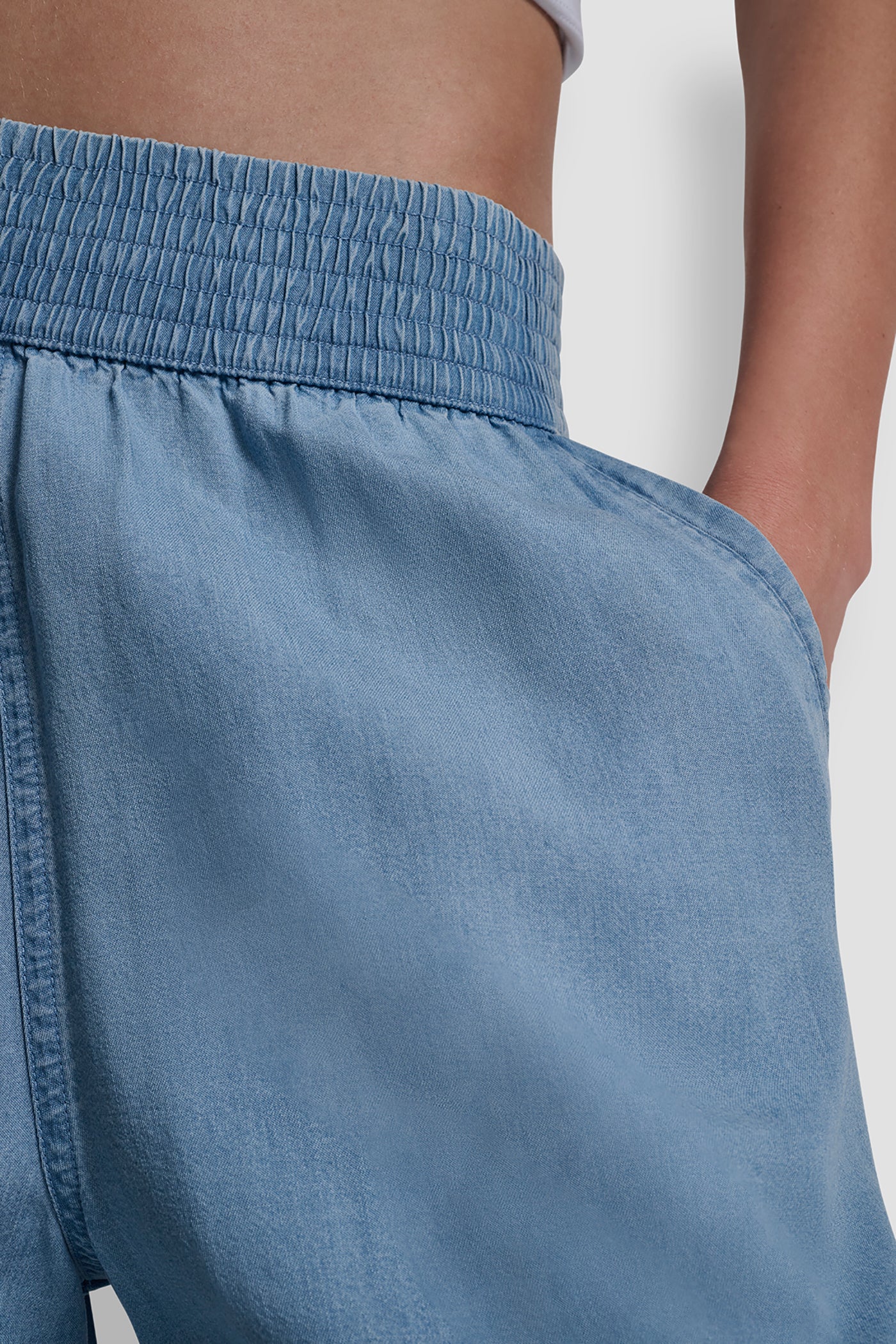 بنطال بقصة ساق عريضة بطول الكاحل