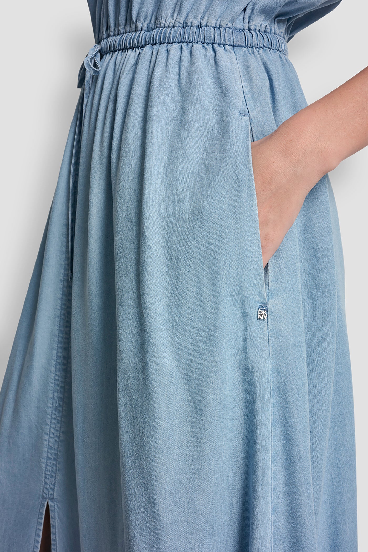 فستان بأكمام مكشكشة عند الأكتاف