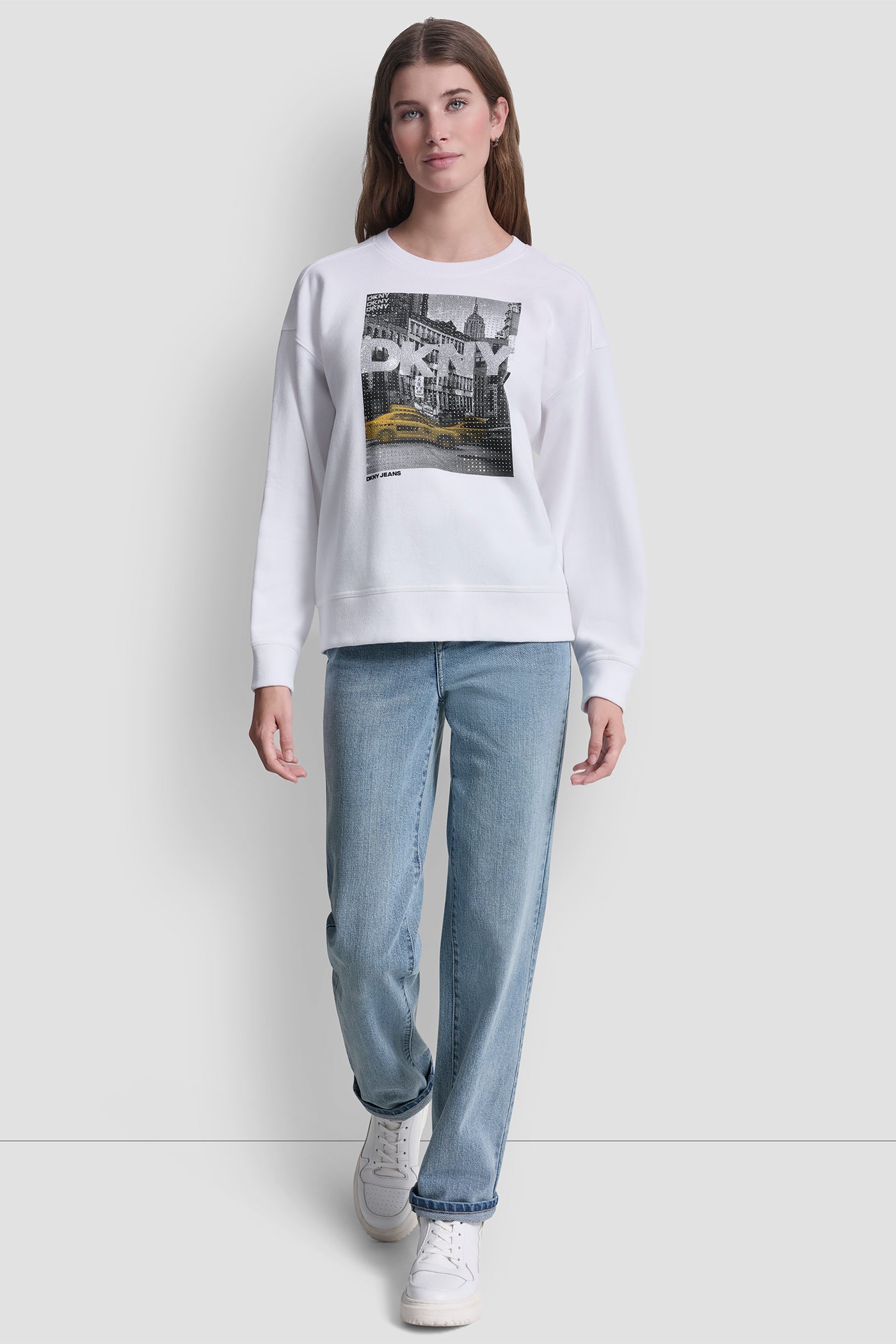 بلوزة DKNY بطبعة تاكسي مرصعة بأحجار الراين