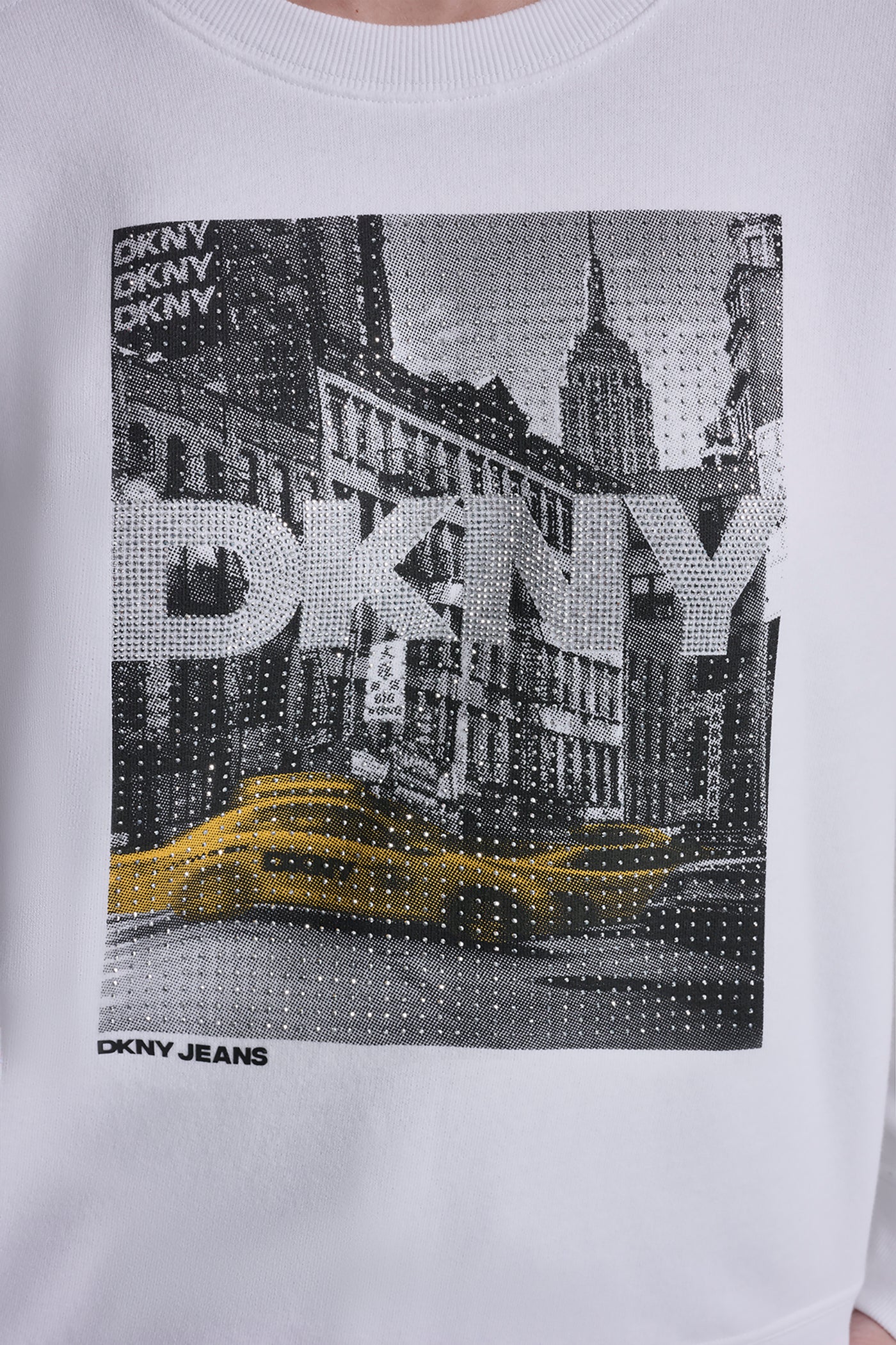 بلوزة DKNY بطبعة تاكسي مرصعة بأحجار الراين