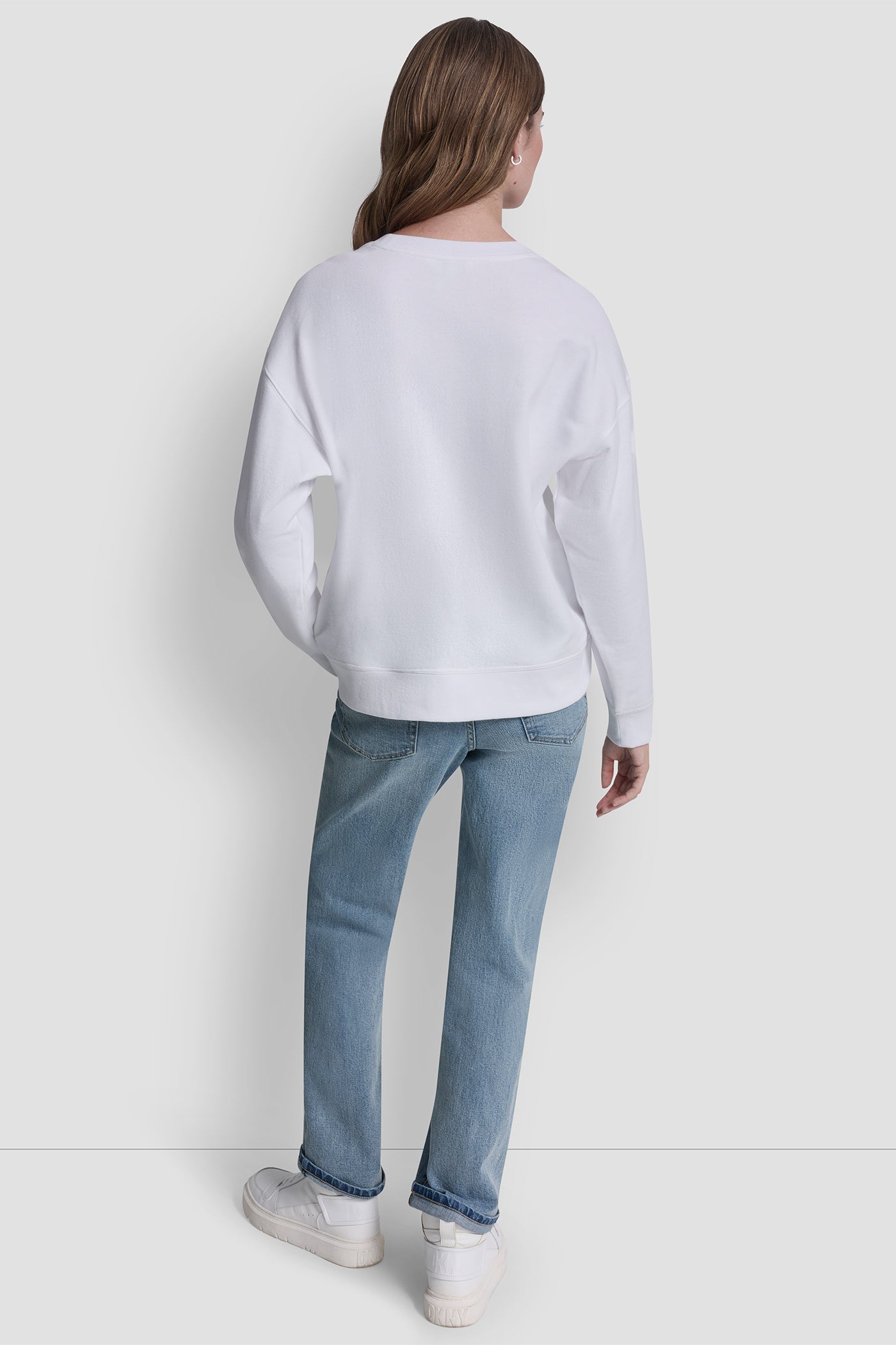 بلوزة DKNY بطبعة تاكسي مرصعة بأحجار الراين