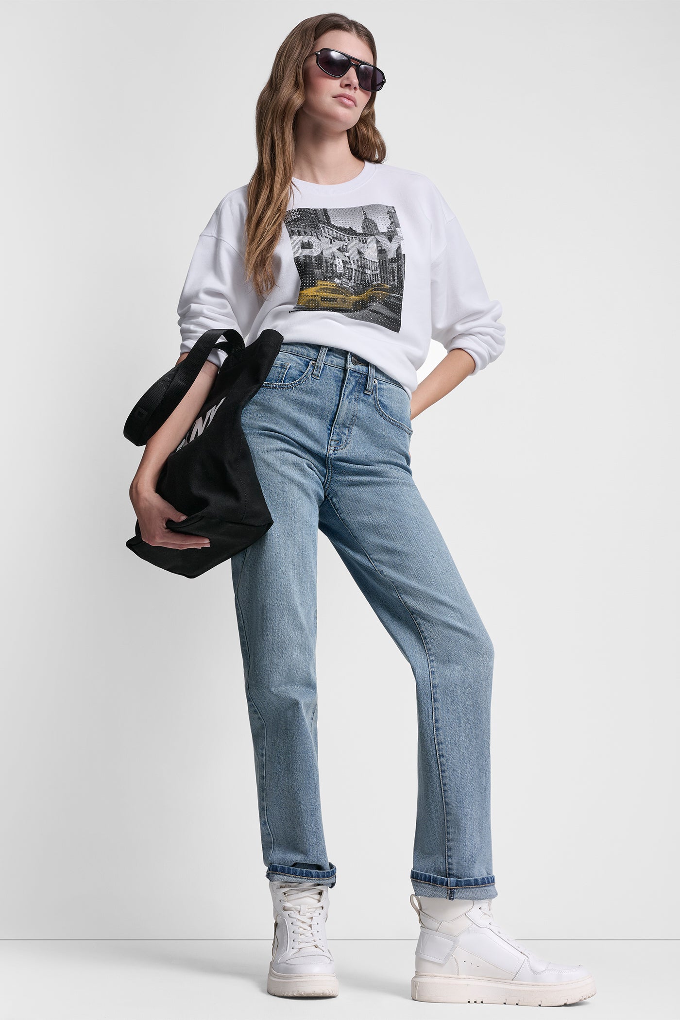 بلوزة DKNY بطبعة تاكسي مرصعة بأحجار الراين