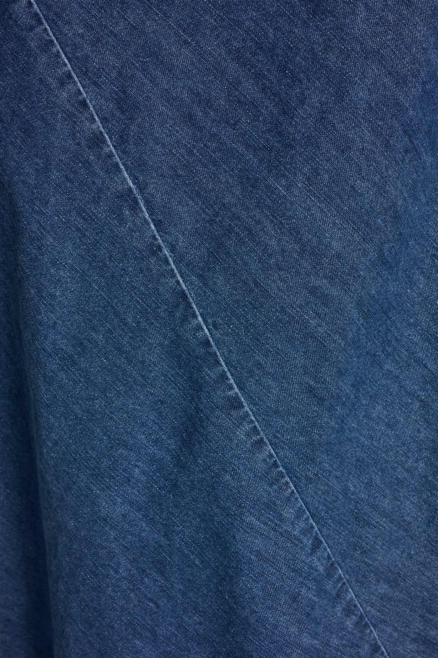 فستان بدون أكمام بقصة مائلة