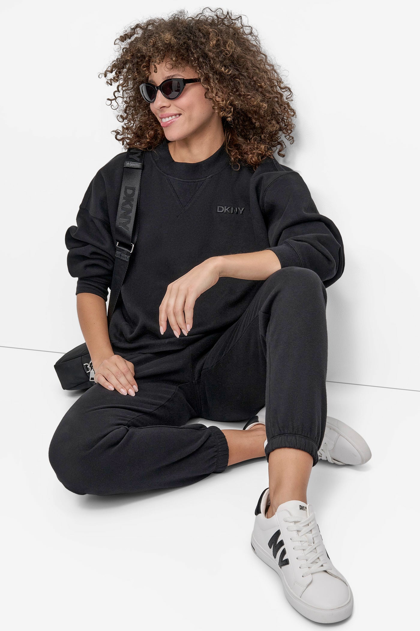 DKNY LOGO CREWNECK SWEATSHIRT