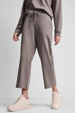 بنطال بخصر مرتفع بشعار بارز بلمسة معدنية