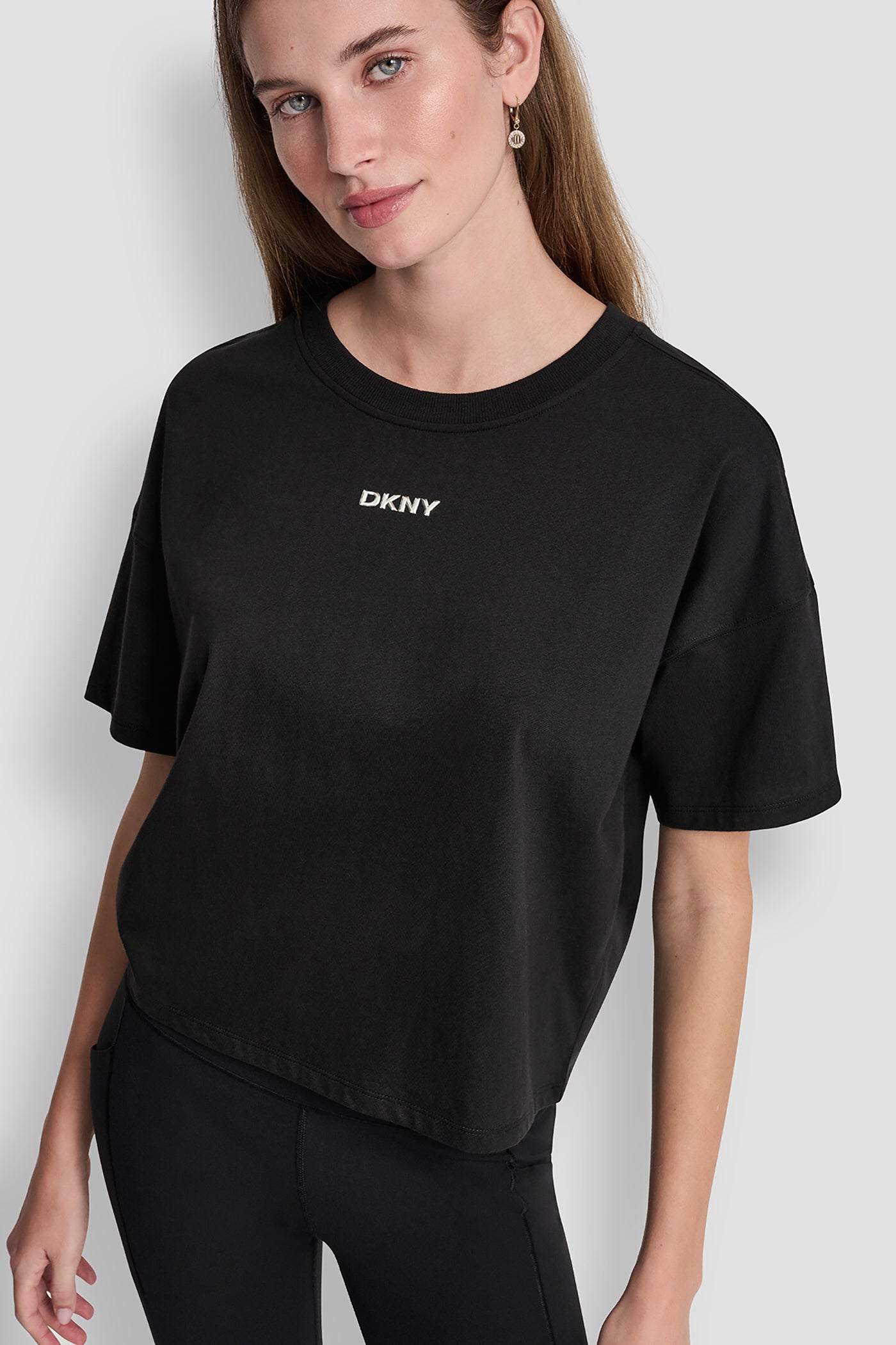 بلوزة بشعار بارز بلمسة معدنية