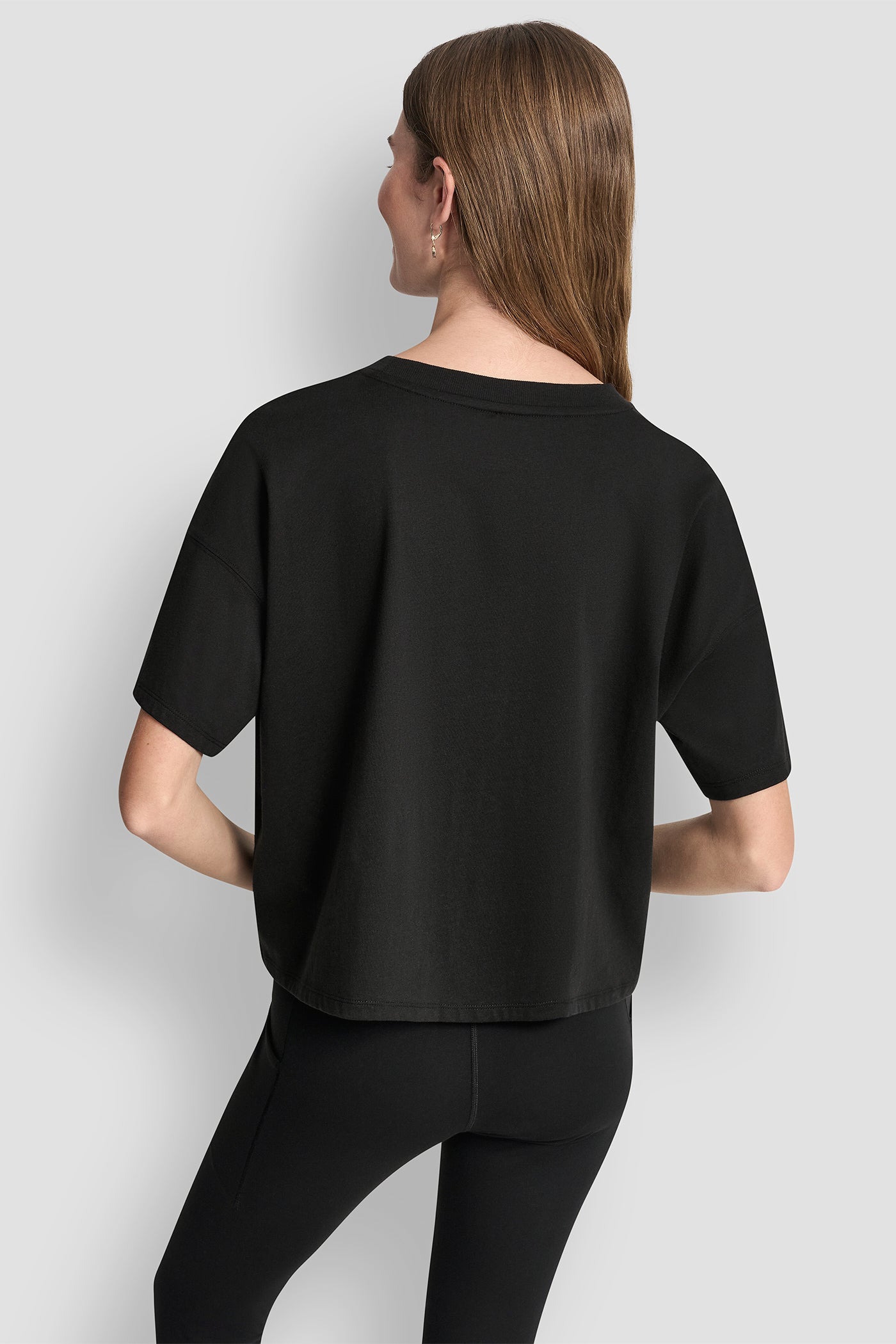 بلوزة بشعار بارز بلمسة معدنية