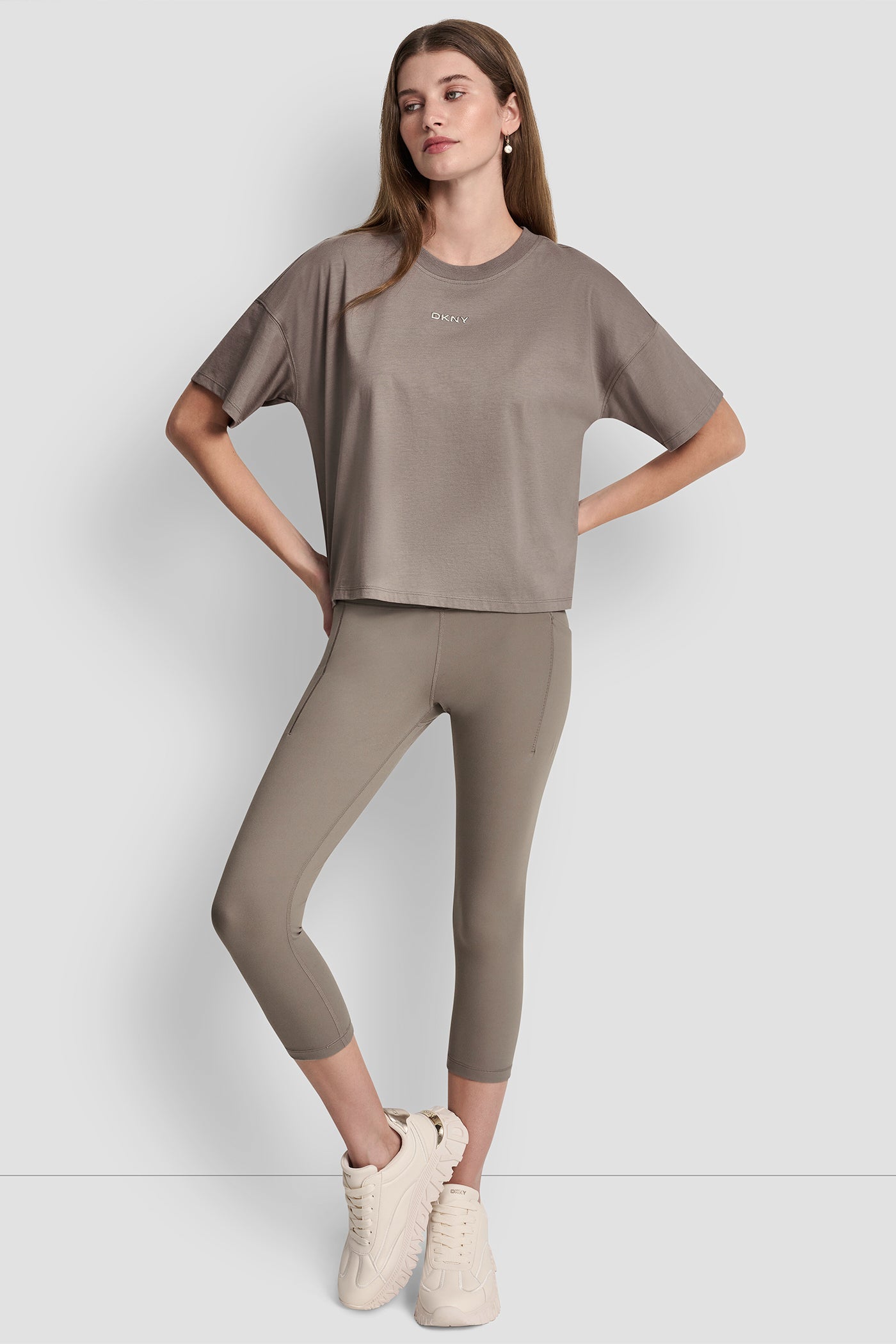 بلوزة بشعار بارز بلمسة معدنية