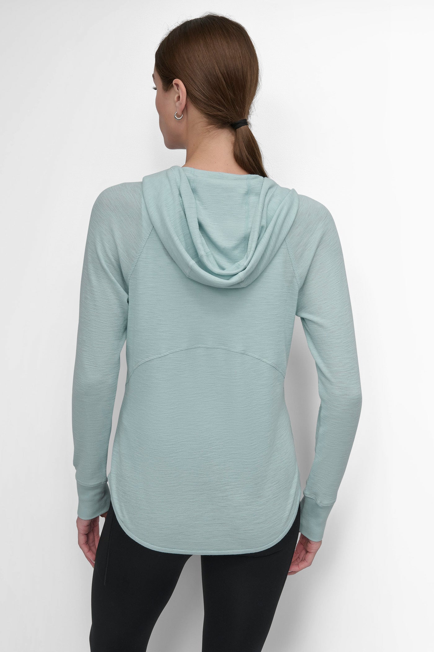 جاكيت بغطاء رأس وسحاب أمامي مع رباط شد