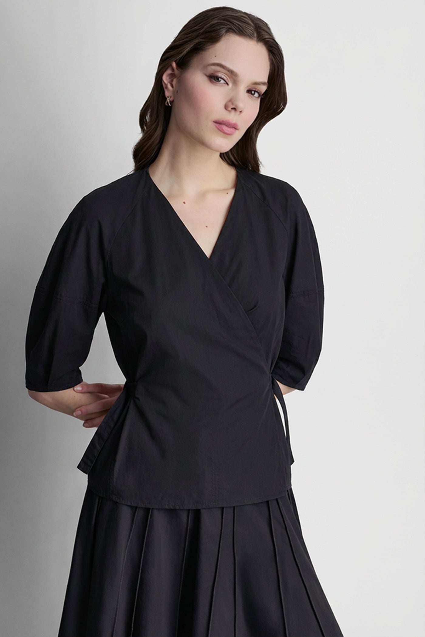 3/4 BARREL SLEEVE V-NECK TOP