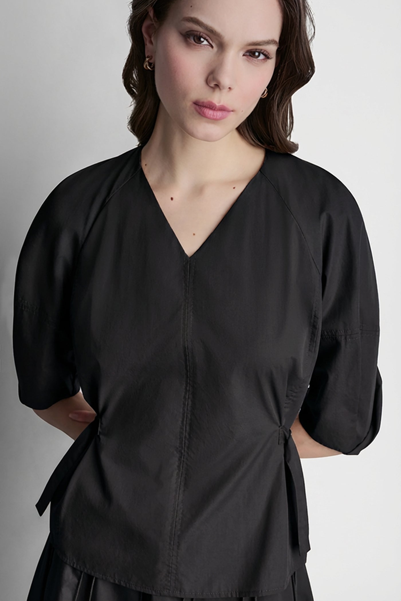 3/4 BARREL SLEEVE V-NECK TOP