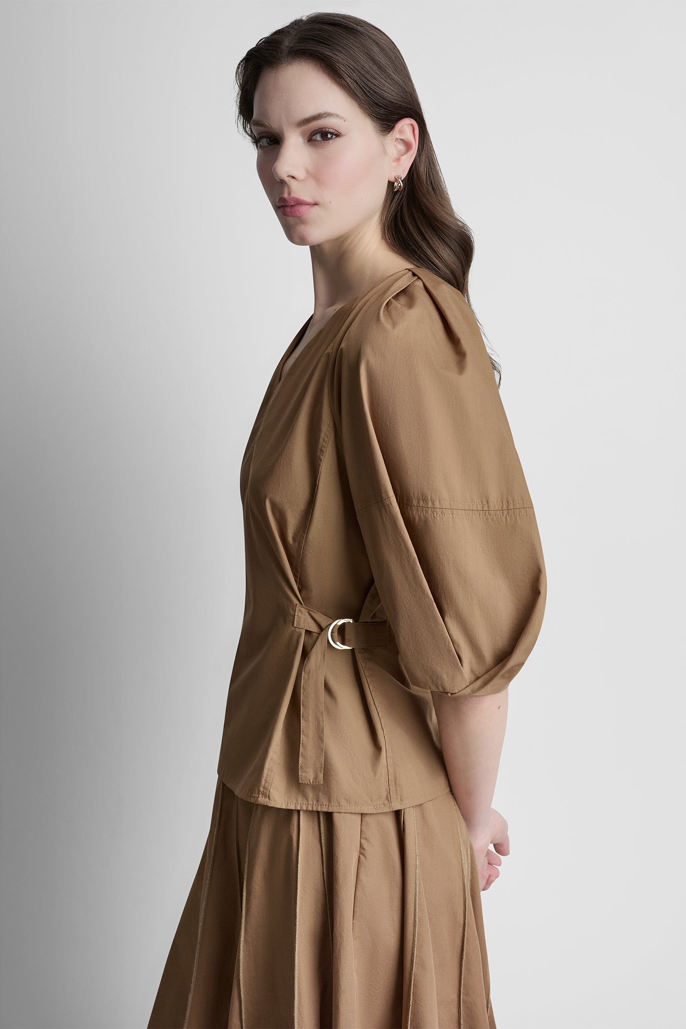 3/4 BARREL SLEEVE V-NECK TOP